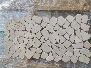 বেইজ মোজাইক টাইল ব্যাকস্প্ল্যাশ