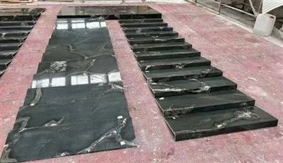 সবুজ মার্বেল সিঁড়ি